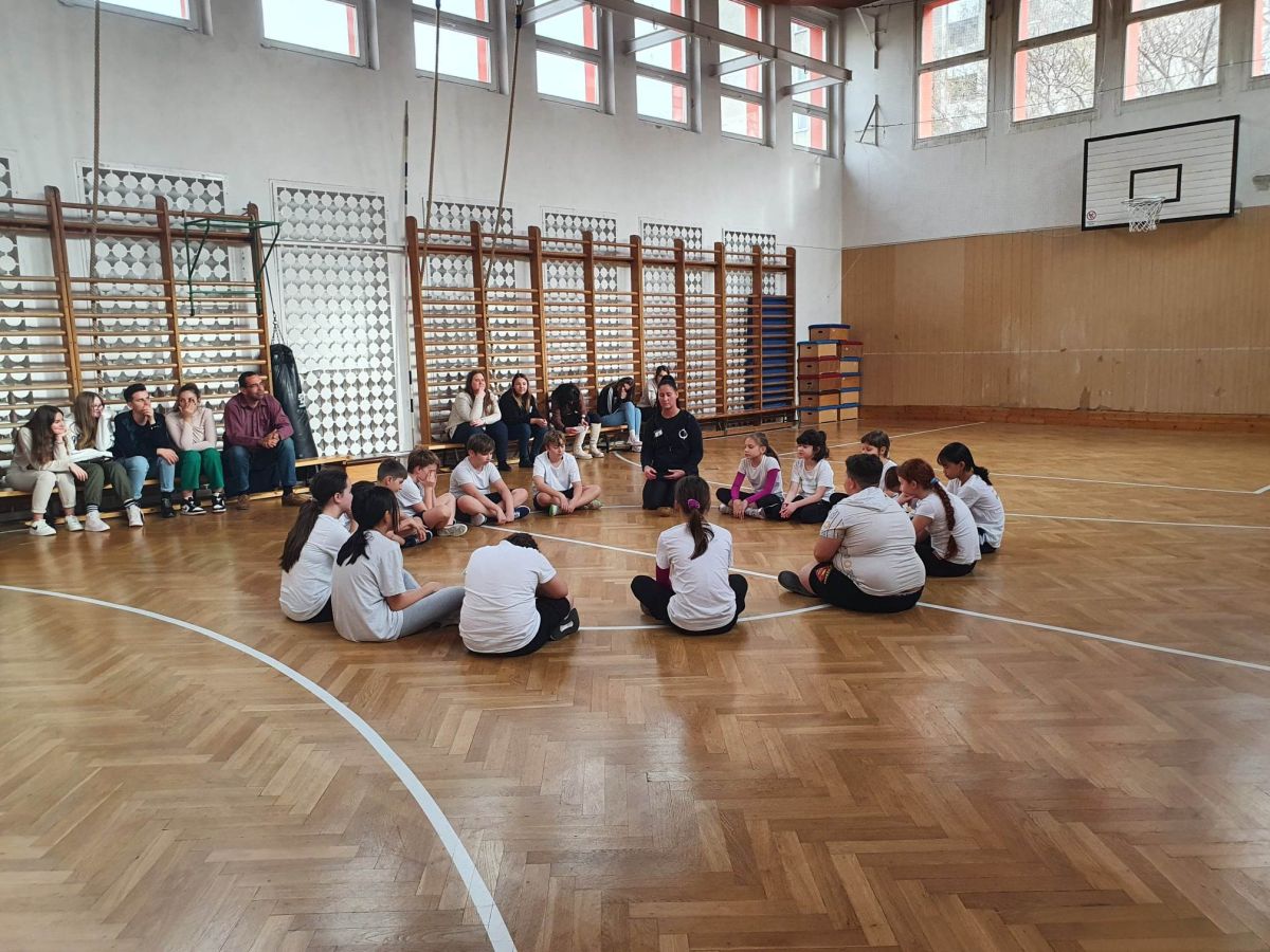 Önvédelmi órát tartott Kovács Ildikó a Békés Iskolák program keretében